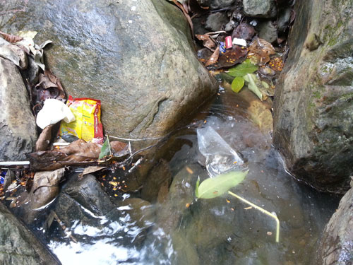 Air yang kotor dan berminyak.