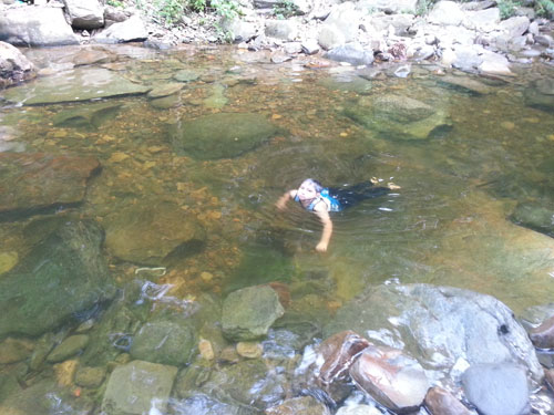 Anak mandi air terjun yang kotor.