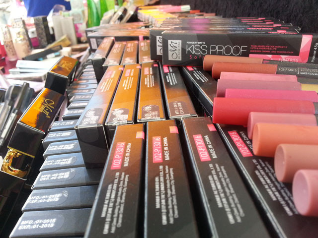 Alat make up dijual di pasar kemboja.