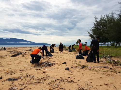 Bersih pantai.