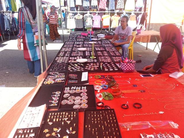 Gerai brooch dan aksesori wanita di pasar kemboja.
