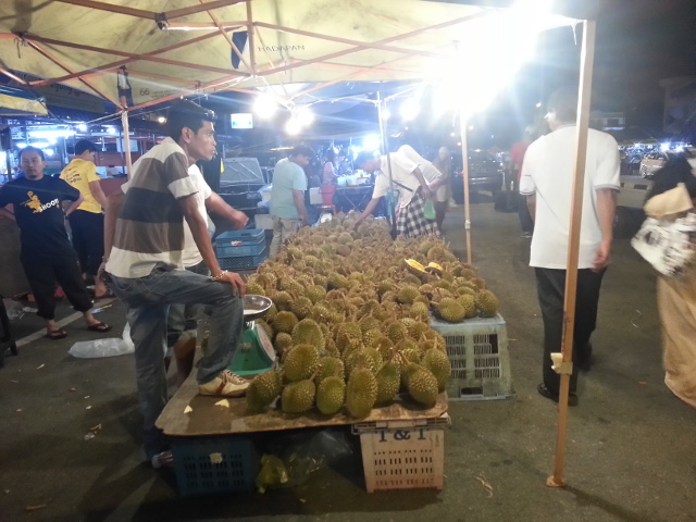 Gerai menjual durian di Pasar Malam Guar Chempedak.