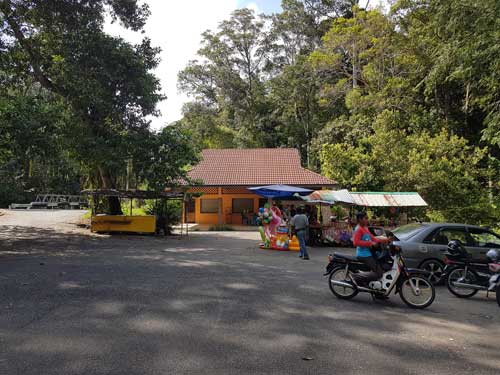 Gerai makan di tempat letak kereta.