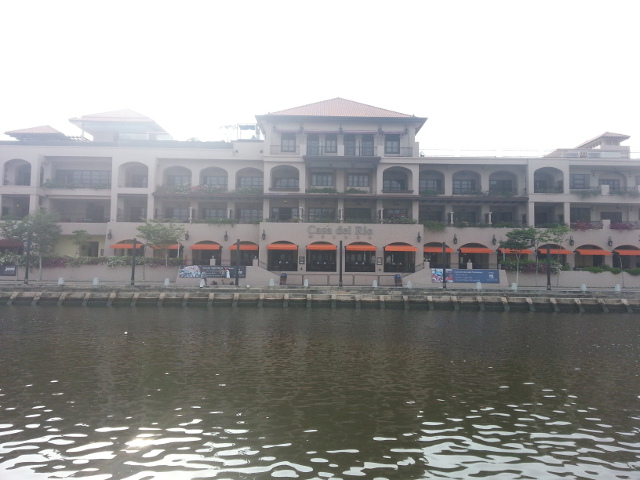 Hotel menarik di tepi Sungai Melaka.