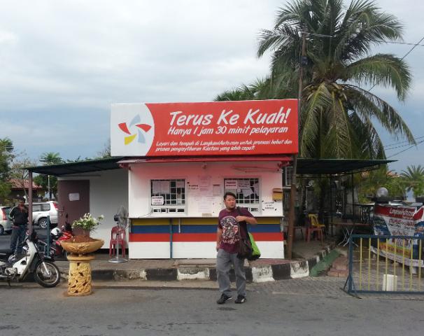 Kaunter tiket feri membawa kenderaan ke pulau Langkawi.