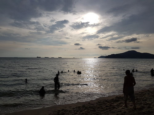 Melihat matahari terbenam di Teluk Batik.