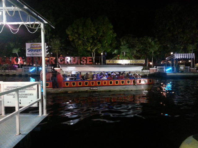 Melaka River Cruise waktu malam.