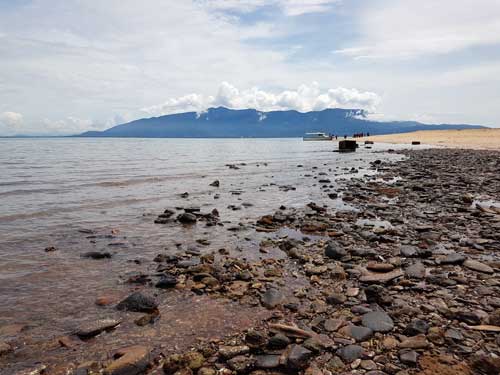 Pantai berbatu.