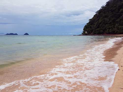 Pantai berpasir yang bersih.