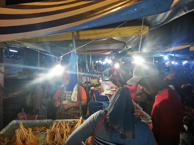 Suasana di Pasar Malam Guar Chempedak, Kedah.