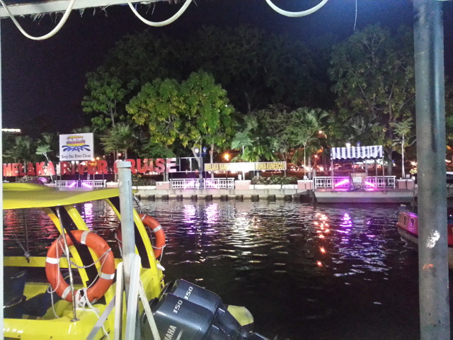 Pemandangan Melaka River Cruise di waktu malam.