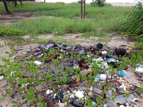 Sisa sampah yang dibakar.
