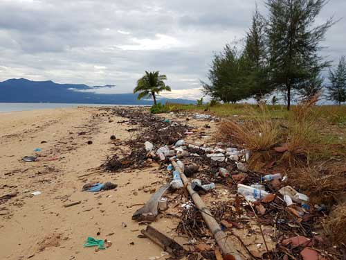 Sampah-sarap di pantai.