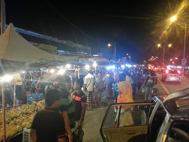 Gerai menjual berbagai jenis barangan di sepanjang jalan.