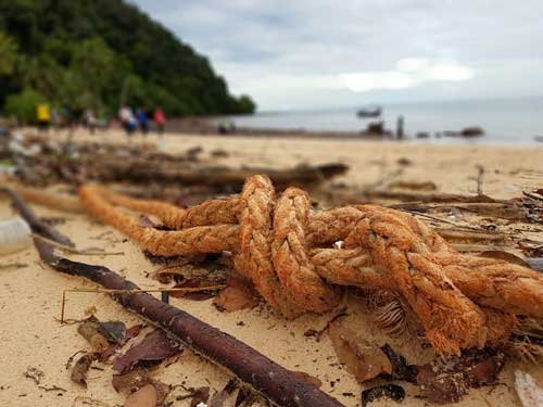 Tali kapal yang terdampar di pantai.