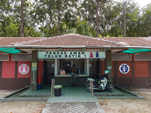 Tandas awam dan bilik mandi.