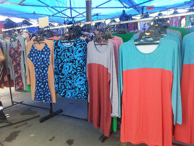 T-shirt wanita berbagai jenis di pasar kemboja.