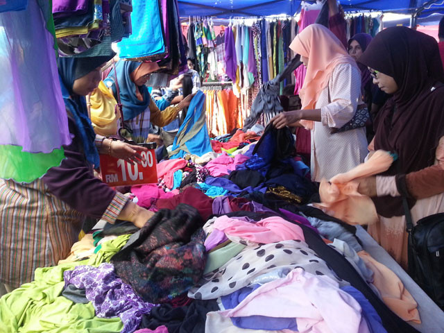 Berbagai jenis tudung hanya RM10 di Pasar Kemboja.