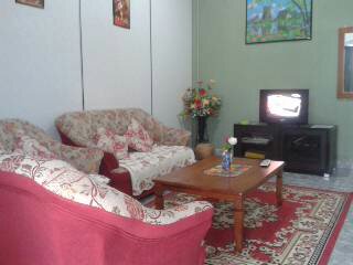 Ruang tamu yang selesa dan disediakan dengan set sofa serta TV