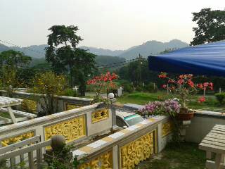 Pemandangan dari atas homestay RnR