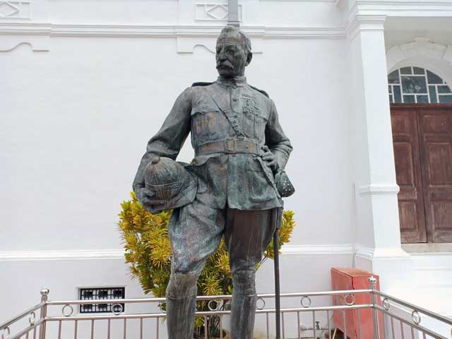 Patung Robert Sandilands Frowd Walker