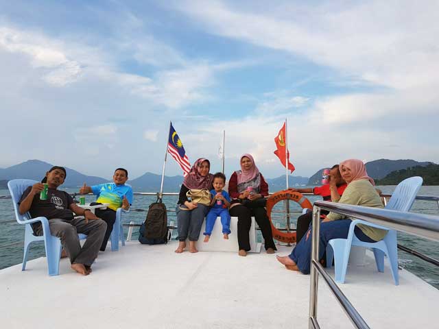 Bersantai di deck kapal