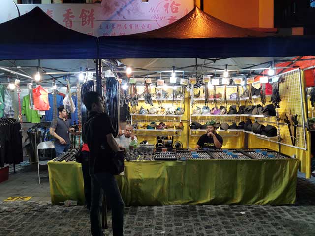 Gerai menjual tengkolok, keris, cincin dan lain-lain