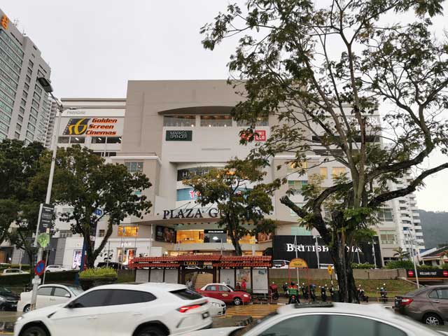 Plaza Gurney menarik