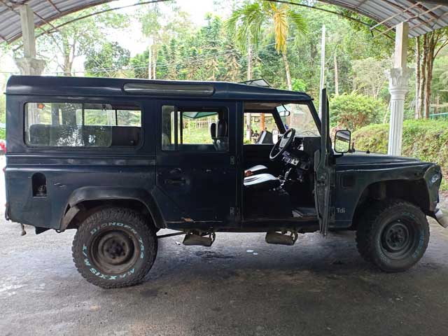 Jeep yang membawa penumpang