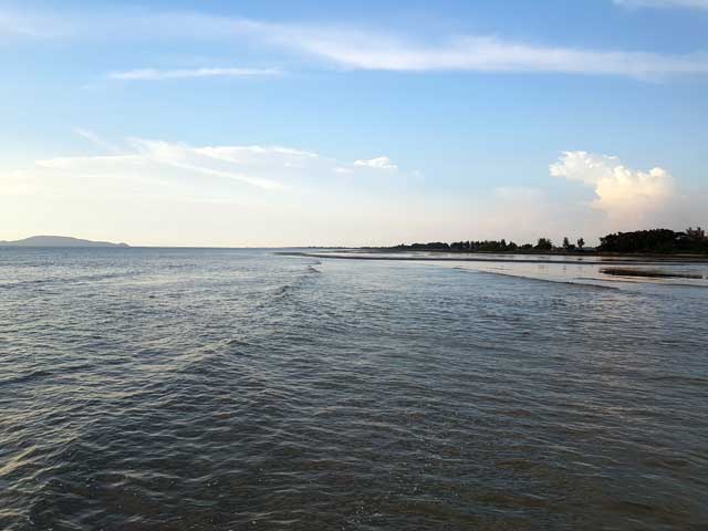 Pemandangan laut dan Pulau Bunting