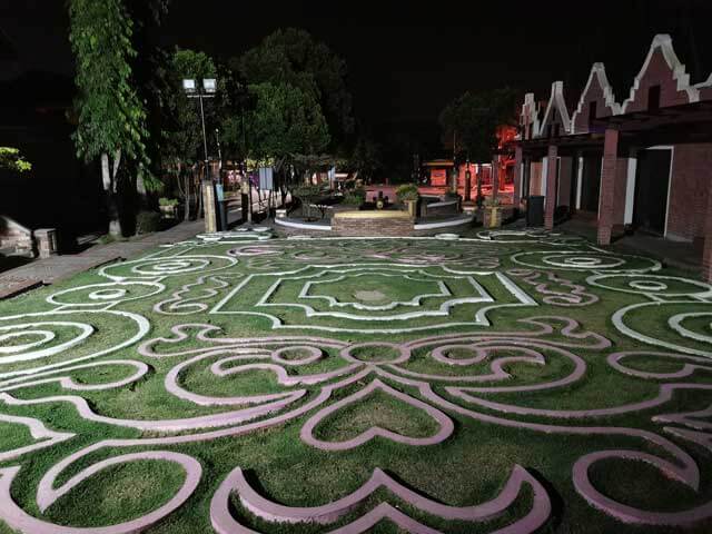 Taman kecil dihadapan Kota Belanda waktu malam