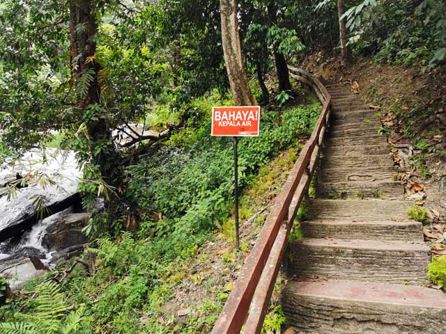 Tangga untuk ke kawasan air terjun yang lebih atas.