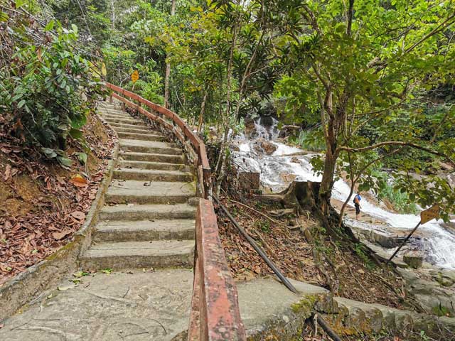 Tangga naik ke air terjun atas