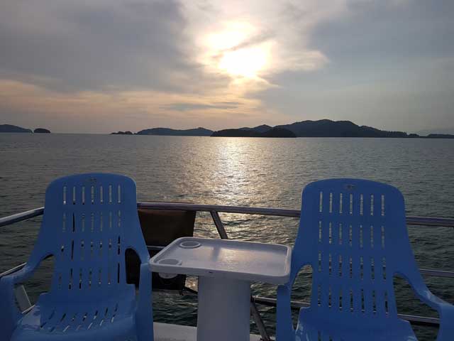 Menanti matahari terbenam