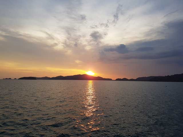 Melihat matahari terbenam