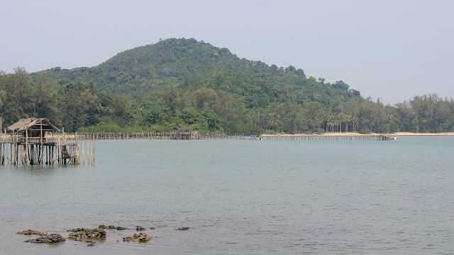 Jalan ke kampung nelayan di Pulau Sibu.