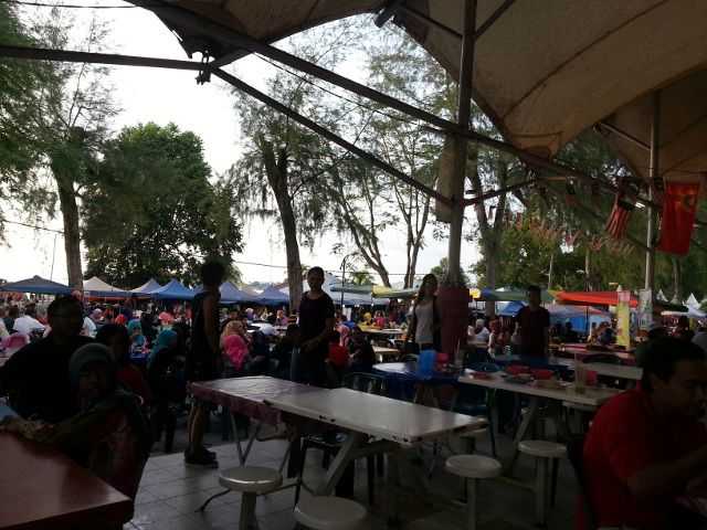 Gerai-gerai disekitar Pantai Merdeka.