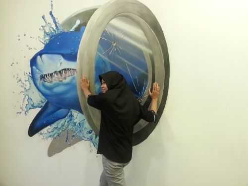 Jerung ganas memecah cermin.