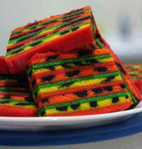 Kek Lapis Sarawak adalah makanan unik dan istimewa.
