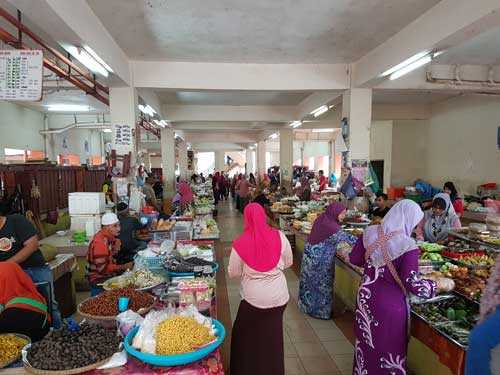Kuih-muih juga dijual.