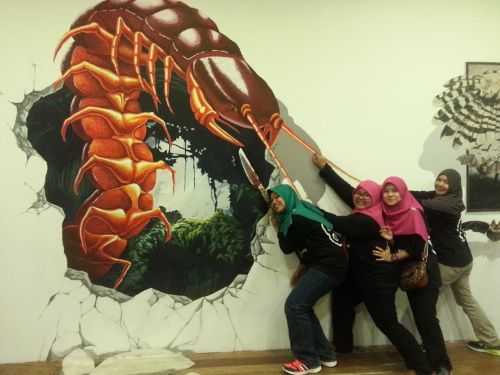 Lipan gergasi memecah dinding.