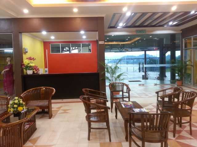 Ruangan lobi Terinai Lake View Resort.