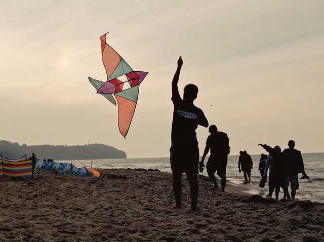 Bermain layang-layang di tepi pantai Cherating.
