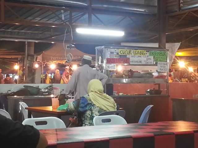 Gerai nasi lemak dan cucur udang di Medan selera Koperasi Guar Chempedak.