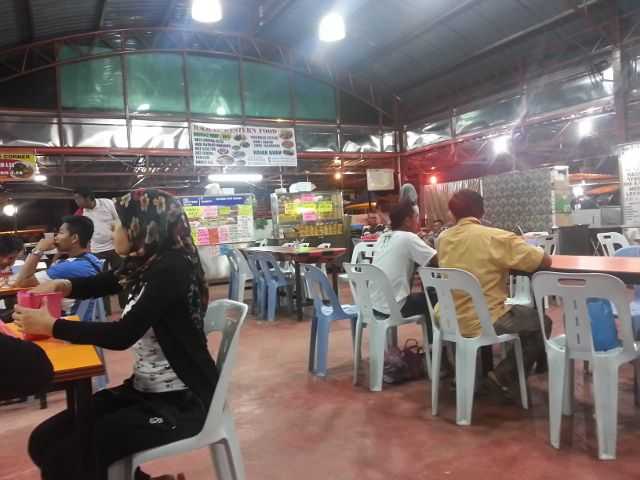 Gerai makanan panas di Medan selera Koperasi Guar Chempedak.