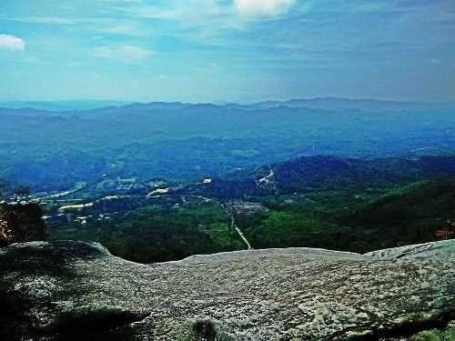 Pemandangan menarik dari Gunung Stong.