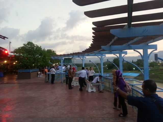 Pengunjung Terinai Lake View Resort melihat pemandangan Empangan Timah Tasoh.