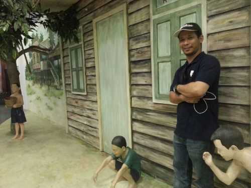 Kanak-kanak bermain guli.