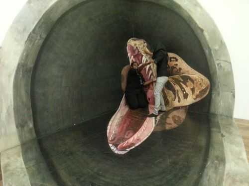 Ular besar makan orang.